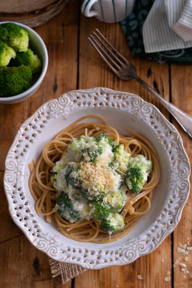 Zdjęcie - Makaron z brokułem w sosie śmietanowym - Przepisy kulinarne ze zdjęciami