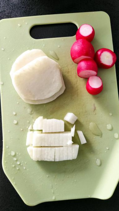 Zdjęcie - Surówka z surowego kalafiora i rzodkiewek - Przepisy kulinarne ze zdjęciami