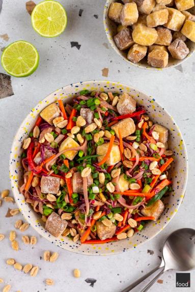 Zdjęcie - Sałatka z makaronu ryżowego z sosem orzechowym i tofu - Przepisy kulinarne ze zdjęciami