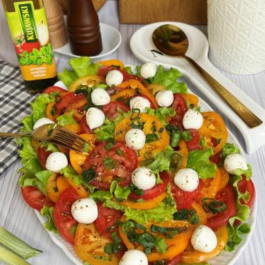 Zdjęcie - Pomidory z sałatą i mozzarellą - Przepisy kulinarne ze zdjęciami