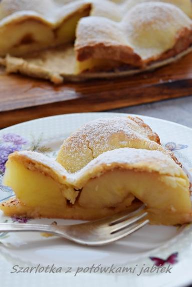 Zdjęcie - Szarlotka z połówkami jabłek na małą tortownicę - Napiecyku - Przepisy kulinarne ze zdjęciami
