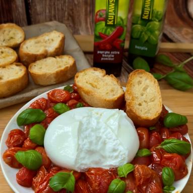 Zdjęcie - Mozzarella z pieczonymi pomidorkami - Przepisy kulinarne ze zdjęciami