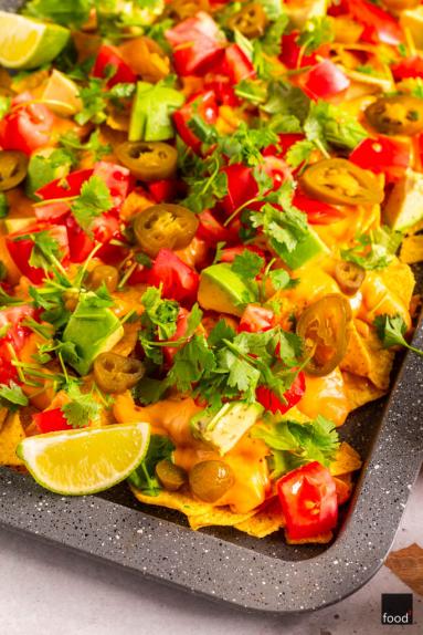 Zdjęcie - Nachosy z sosem serowym, awokado, pomidorami i jalapeño - Przepisy kulinarne ze zdjęciami