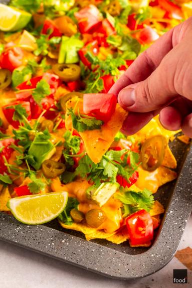 Zdjęcie - Nachosy z sosem serowym, awokado, pomidorami i jalapeño - Przepisy kulinarne ze zdjęciami
