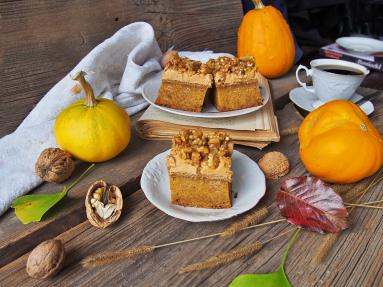 Zdjęcie - Ciasto dyniowe z kremem kajmakowym i orzechami - Przepisy kulinarne ze zdjęciami