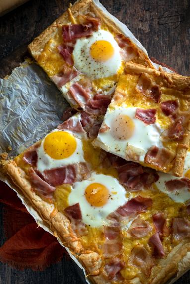 Zdjęcie - Ciasto francuskie z serem cheddar, jajkiem sadzonym i boczkiem - Przepisy kulinarne ze zdjęciami