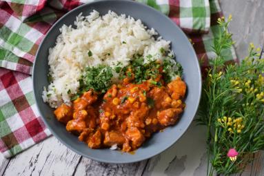 Zdjęcie - Curry z kurczakiem i pomidorami - Przepisy kulinarne ze zdjęciami