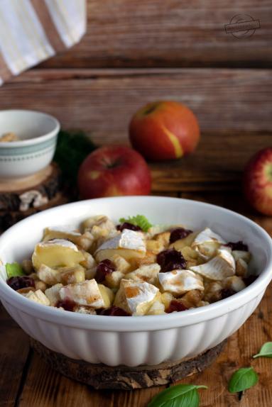 Zdjęcie - Sałatka z jabłkiem, grzankami i camembertem - Przepisy kulinarne ze zdjęciami