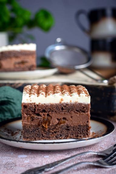 Zdjęcie - Kakaowe ciasto z kremem czekoladowym, rumowymi śliwkami i bitą śmietaną - Przepisy kulinarne ze zdjęciami