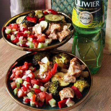 Zdjęcie - Kurczak z warzywami i sałatką - Przepisy kulinarne ze zdjęciami