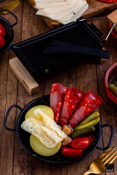 Zdjęcie - Raclette – szwajcarska serowa uczta - Przepisy kulinarne ze zdjęciami