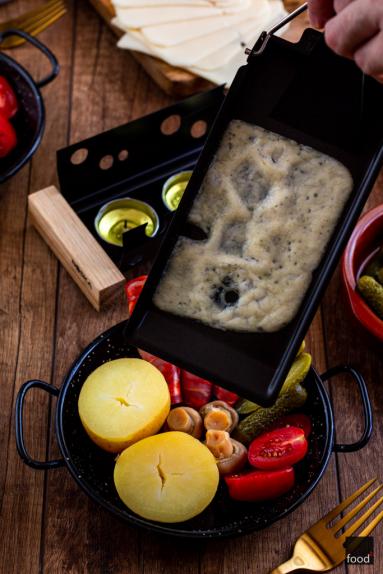 Zdjęcie - Raclette – szwajcarska serowa uczta - Przepisy kulinarne ze zdjęciami