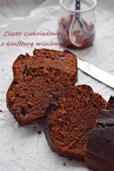 Zdjęcie - Ciasto czekoladowe z konfiturą wiśniową - Napiecyku - Przepisy kulinarne ze zdjęciami