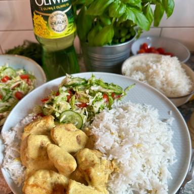 Zdjęcie - Kurczak curry z ryżem i surówką z młodej kapusty - Przepisy kulinarne ze zdjęciami