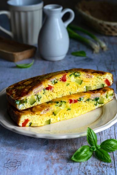 Zdjęcie - Omlet z szynką, serem i warzywami – z air fryer - Przepisy kulinarne ze zdjęciami