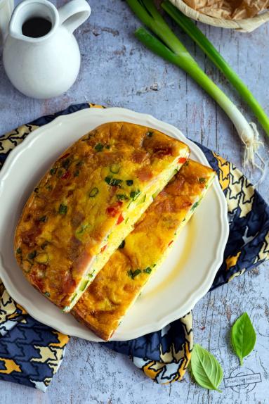 Zdjęcie - Omlet z szynką, serem i warzywami – z air fryer - Przepisy kulinarne ze zdjęciami