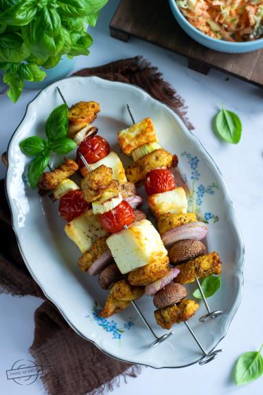 Zdjęcie - Szaszłyki z kurczakiem i halloumi – z air fryer - Przepisy kulinarne ze zdjęciami