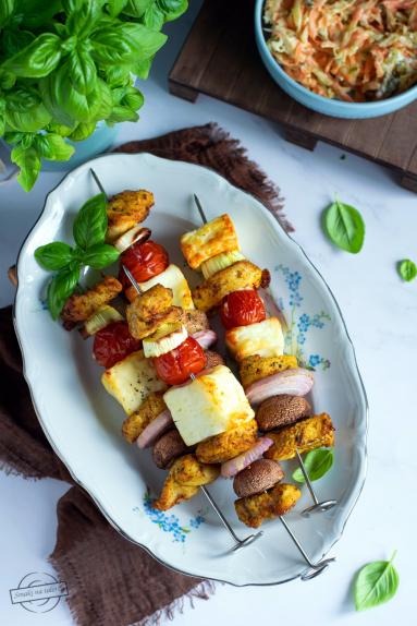Zdjęcie - Szaszłyki z kurczakiem i halloumi – z air fryer - Przepisy kulinarne ze zdjęciami