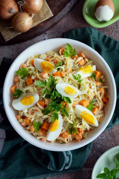 Zdjęcie - Sałatka cebulowa z marchewką, jajkiem i ogórkami - Przepisy kulinarne ze zdjęciami