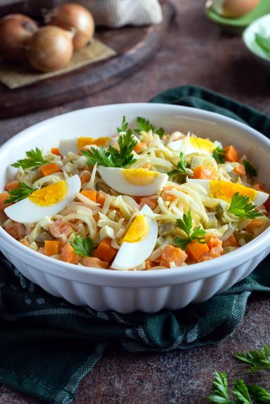 Zdjęcie - Sałatka cebulowa z marchewką, jajkiem i ogórkami - Przepisy kulinarne ze zdjęciami
