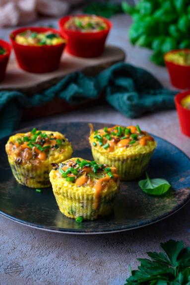 Zdjęcie - Muffiny jajeczne z szynką i brokułem - Przepisy kulinarne ze zdjęciami