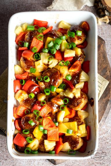 Zdjęcie - Klopsiki pieczone z papryką i ananasem w słodko-słonym sosie - Przepisy kulinarne ze zdjęciami