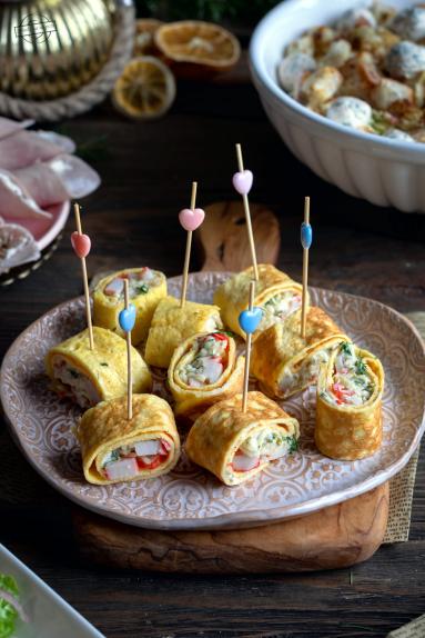 Zdjęcie - Roladki omletowe z paluszkami krabowymi - Przepisy kulinarne ze zdjęciami