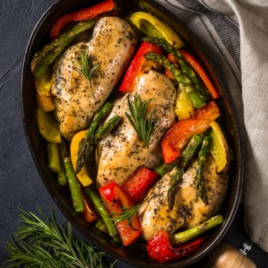Zdjęcie - "Smakowe Hulanki na Talerzu! Kurczak Zapiekany z Warzywami i Czosnkiem - Kulinarne Artyzmy dla Twojego Podniebienia!" - Przepisy kulinarne ze zdjęciami