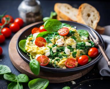Zdjęcie - Jajecznica na szpinaku z pomidorkami cherry i kozim serem: Śniadanie pełne smaku i energii - Przepisy kulinarne ze zdjęciami