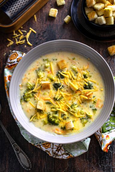 Zdjęcie - Zupa z brokułem i serem cheddar - Przepisy kulinarne ze zdjęciami