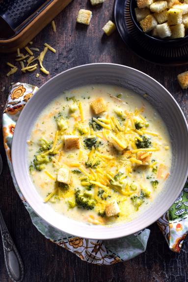Zdjęcie - Zupa z brokułem i serem cheddar - Przepisy kulinarne ze zdjęciami