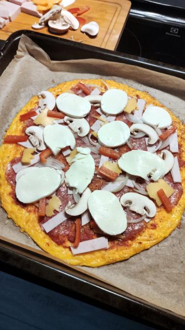 Zdjęcie - Pizza na cieście serowym - Przepisy kulinarne ze zdjęciami