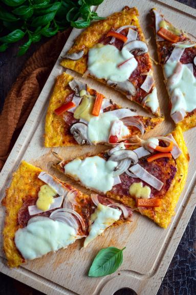 Zdjęcie - Pizza na cieście serowym - Przepisy kulinarne ze zdjęciami