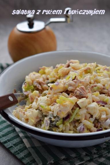 Zdjęcie - Sałatka ryżowa tuńczykiem i porem - Napiecyku - Przepisy kulinarne ze zdjęciami