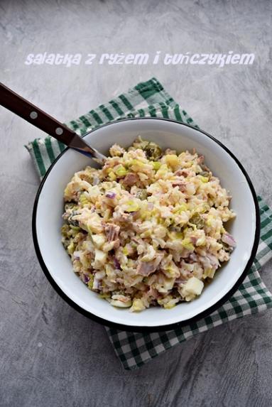 Zdjęcie - Sałatka ryżowa tuńczykiem i porem - Napiecyku - Przepisy kulinarne ze zdjęciami