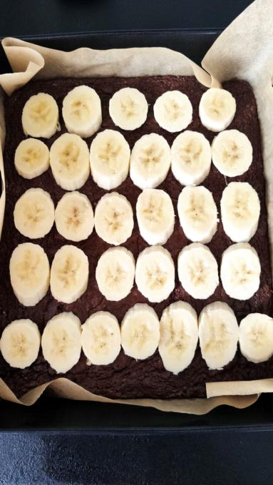 Zdjęcie - Brownie z bananami i kremem orzechowym - Przepisy kulinarne ze zdjęciami