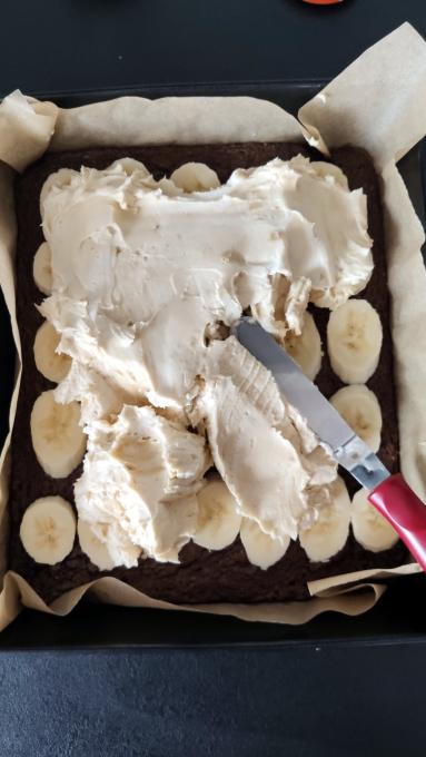 Zdjęcie - Brownie z bananami i kremem orzechowym - Przepisy kulinarne ze zdjęciami