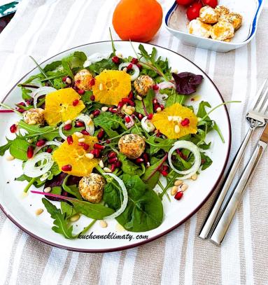 Zdjęcie - Sałatka z kulkami serowymi i pomarańczą - Przepisy kulinarne ze zdjęciami