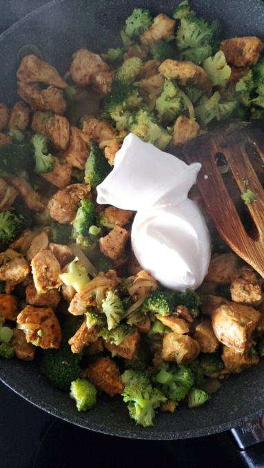 Zdjęcie - Naleśniki z kurczakiem, serem i brokułem - Przepisy kulinarne ze zdjęciami