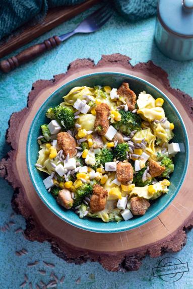 Zdjęcie - Sałatka z tortellini, kurczakiem i brokułem 2 - Przepisy kulinarne ze zdjęciami