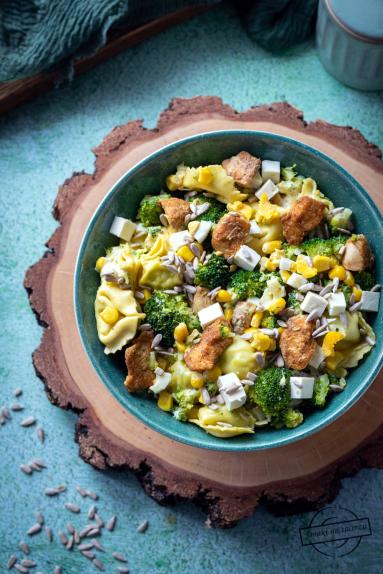 Zdjęcie - Sałatka z tortellini, kurczakiem i brokułem 2 - Przepisy kulinarne ze zdjęciami