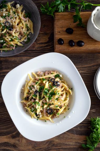 Zdjęcie - Makaron z tuńczykiem i anchois - Przepisy kulinarne ze zdjęciami