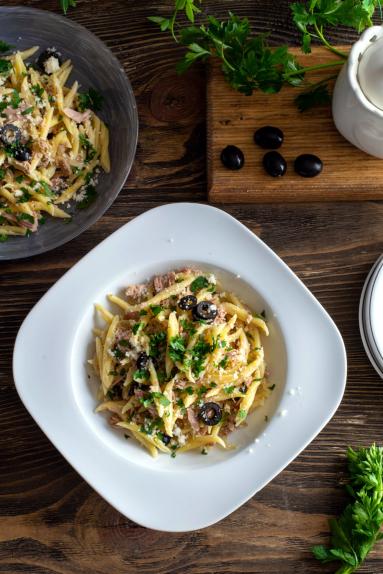 Zdjęcie - Makaron z tuńczykiem i anchois - Przepisy kulinarne ze zdjęciami