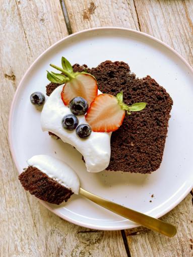 Zdjęcie - Idealne ciasto czekoladowe (bez miksera!) - Przepisy kulinarne ze zdjęciami