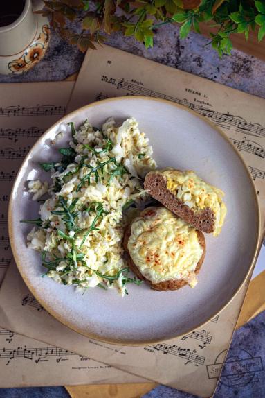 Zdjęcie - Gniazdka drobiowe z jajkiem i mozzarellą – z piekarnika - Przepisy kulinarne ze zdjęciami