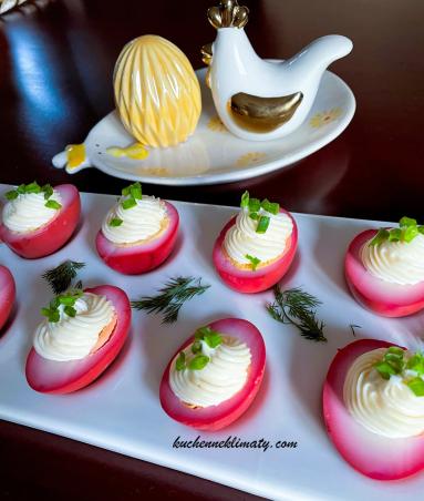 Zdjęcie - Jajka barwione burakami - Przepisy kulinarne ze zdjęciami