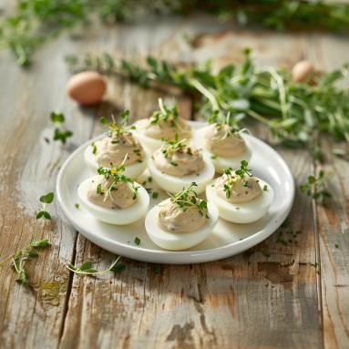 Zdjęcie - Jajka faszerowane pieczarkami i chrzanowym serkiem – przepis na Wielkanoc - Przepisy kulinarne ze zdjęciami