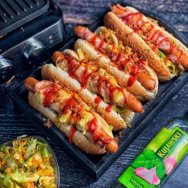 Zdjęcie - Hot dogi z grillowaną kiełbaską z boczkiem i serem żółtym - Przepisy kulinarne ze zdjęciami