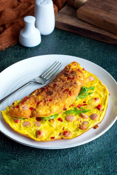 Zdjęcie - Omlet z papryką, cebulą i parówką - Przepisy kulinarne ze zdjęciami