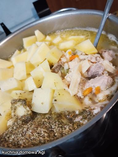 Zdjęcie - Zupa z flaczków wołowych z dodatkiem mięsa wieprzowego - Przepisy kulinarne ze zdjęciami